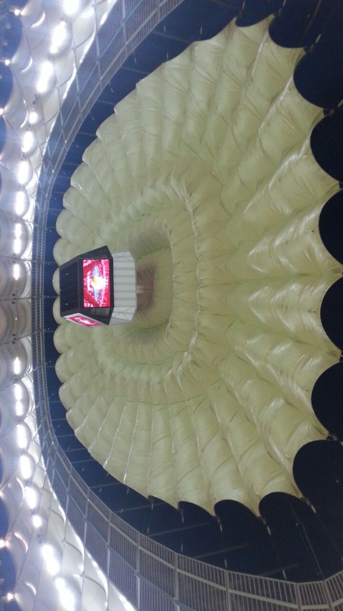 FOTO Acoperișul Arenei Naționale a fost tras la 3 ore după apariția știrii în care se vedea că sînt nepregătiți