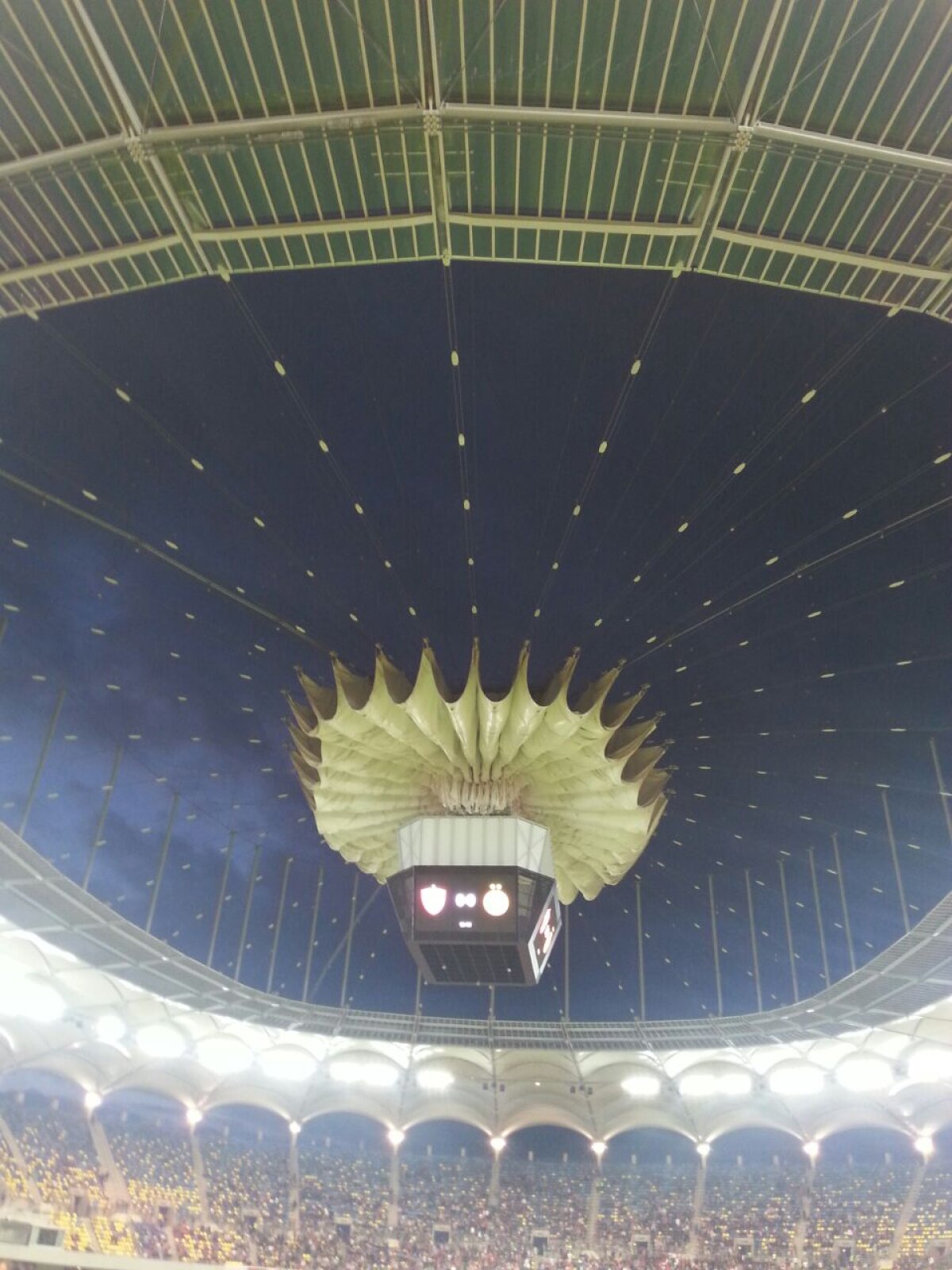 FOTO Acoperișul Arenei Naționale a fost tras la 3 ore după apariția știrii în care se vedea că sînt nepregătiți