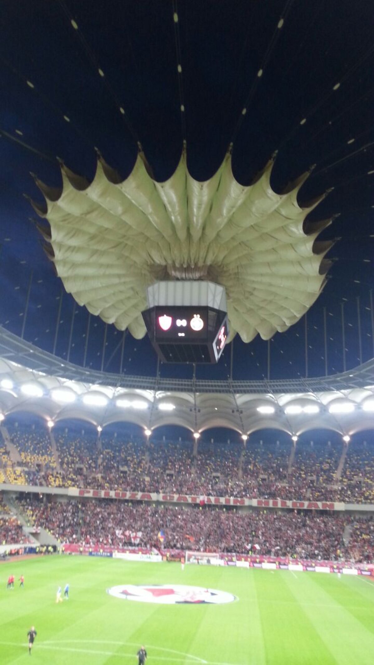 FOTO Acoperișul Arenei Naționale a fost tras la 3 ore după apariția știrii în care se vedea că sînt nepregătiți