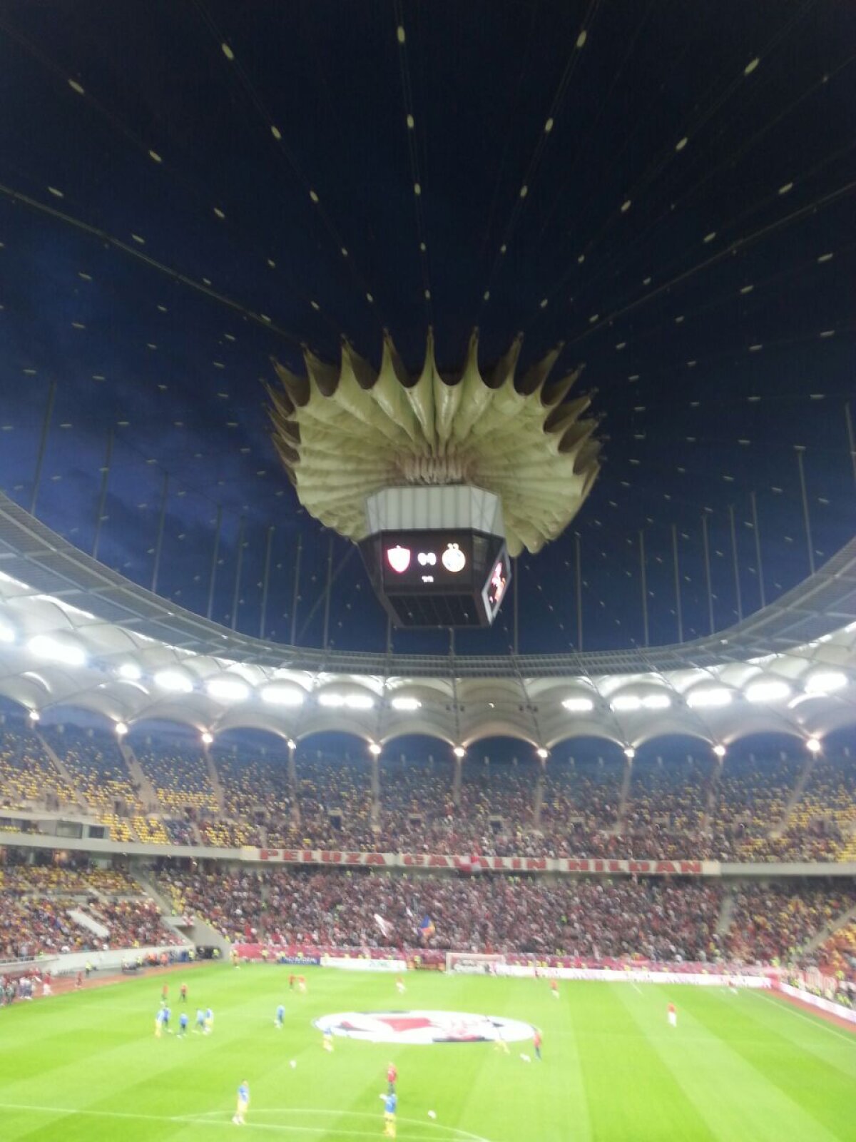 FOTO Acoperișul Arenei Naționale a fost tras la 3 ore după apariția știrii în care se vedea că sînt nepregătiți