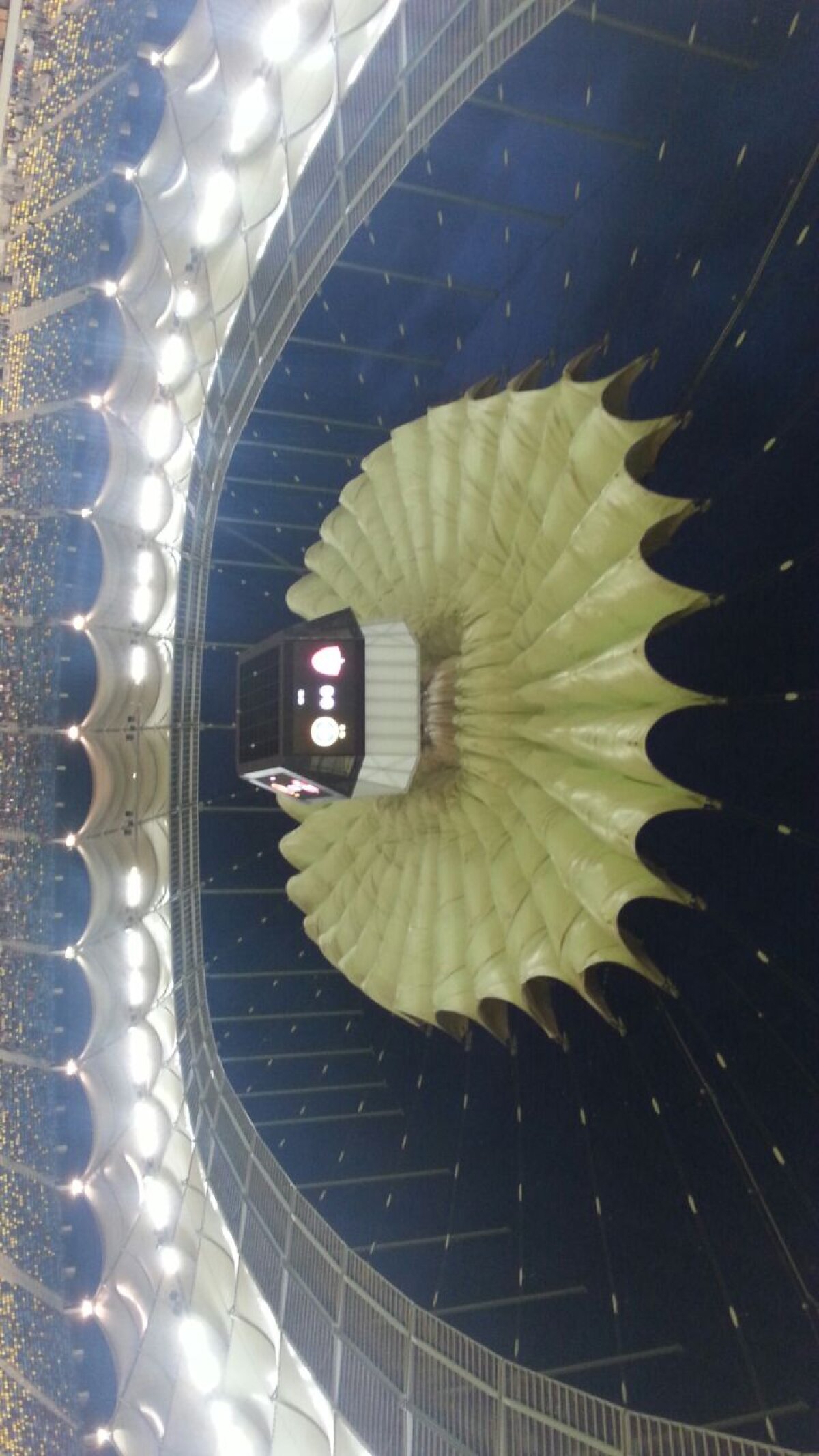 FOTO Acoperișul Arenei Naționale a fost tras la 3 ore după apariția știrii în care se vedea că sînt nepregătiți