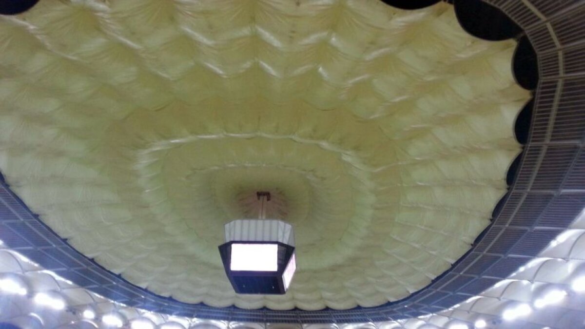 FOTO Acoperișul Arenei Naționale a fost tras la 3 ore după apariția știrii în care se vedea că sînt nepregătiți