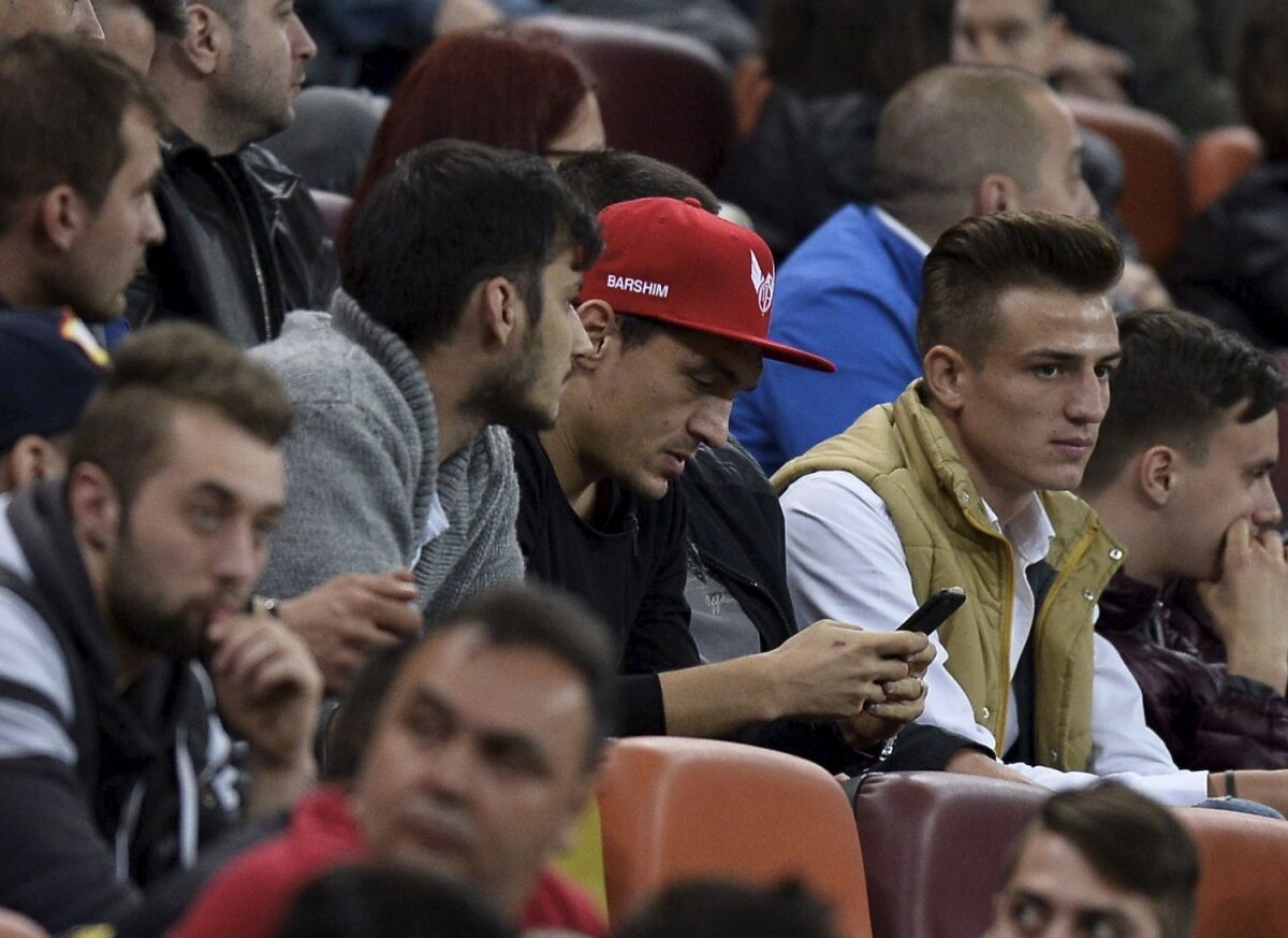 FOTO "Bombonera" roş-albă » Dinamoviștii au aprins derby-ul: atmosferă sud-americană la startul partidei