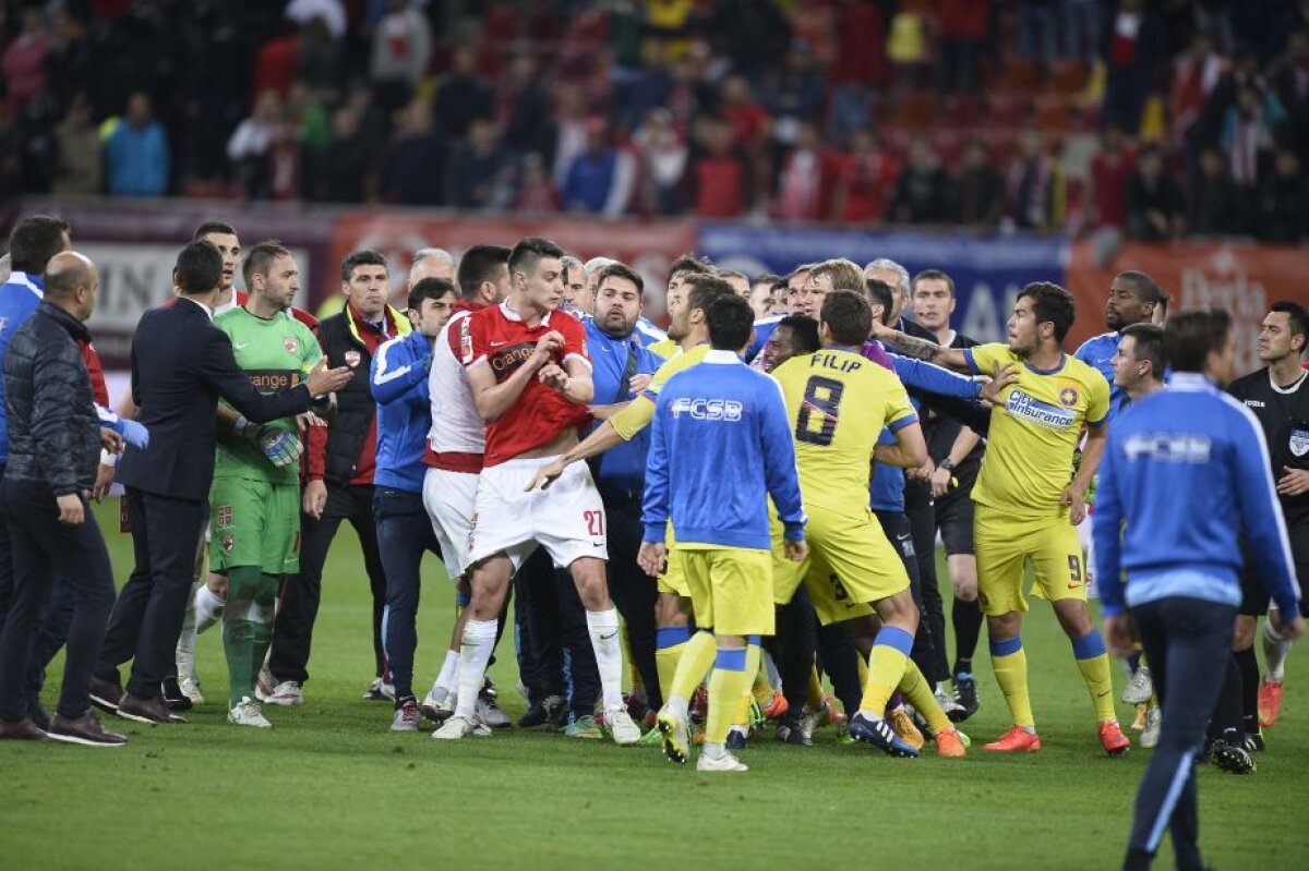 GALERIE FOTO Derby cu bătaie lungă! Fotbaliștii celor două echipe s-au încăierat la finalul meciului