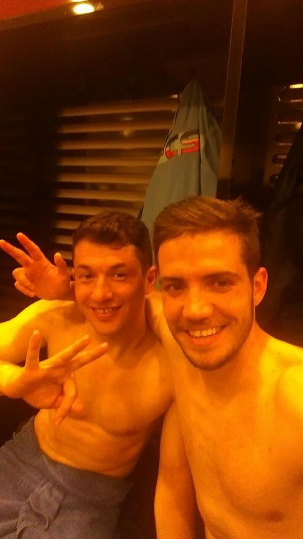 FOTO "Cîinii", ironizaţi » Steliştii au sărbătorit victoria cu Dinamo arătînd "noul salut naţional"