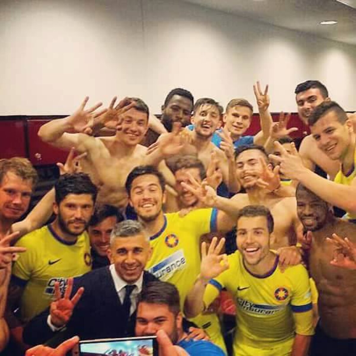 FOTO "Cîinii", ironizaţi » Steliştii au sărbătorit victoria cu Dinamo arătînd "noul salut naţional"