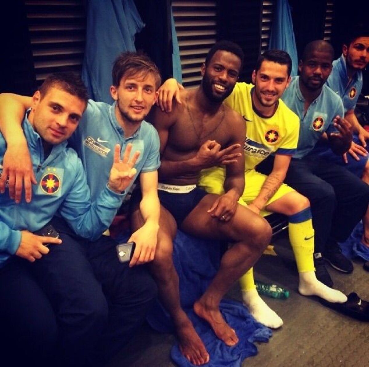 FOTO "Cîinii", ironizaţi » Steliştii au sărbătorit victoria cu Dinamo arătînd "noul salut naţional"