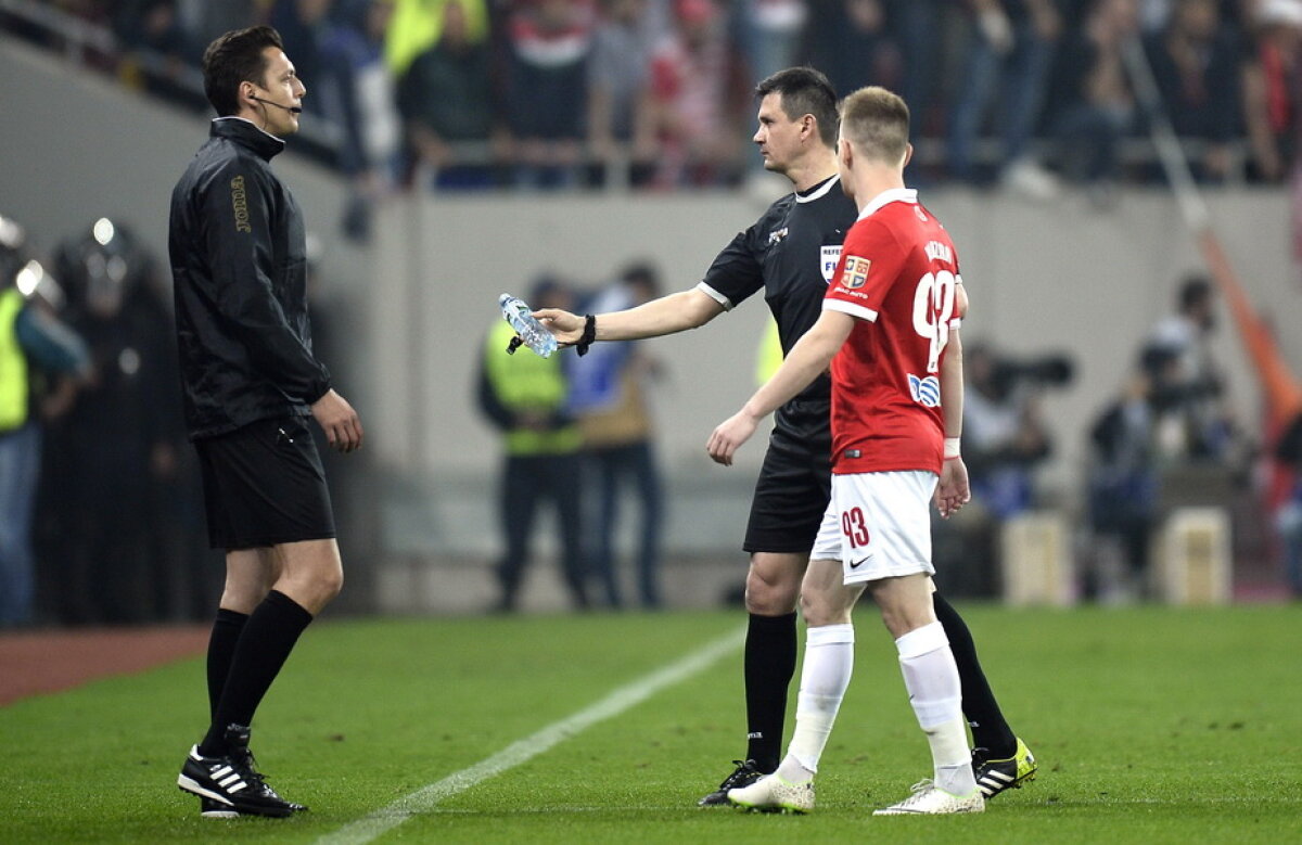 FOTO Moment ciudat cu Cristi Balaj » Decizie riscantă la derby-ul Dinamo-Steaua