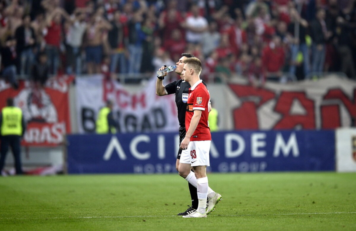 FOTO Moment ciudat cu Cristi Balaj » Decizie riscantă la derby-ul Dinamo-Steaua