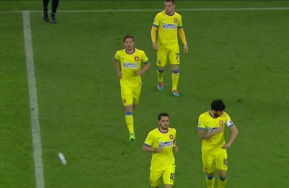FOTO Moment ciudat cu Cristi Balaj » Decizie riscantă la derby-ul Dinamo-Steaua