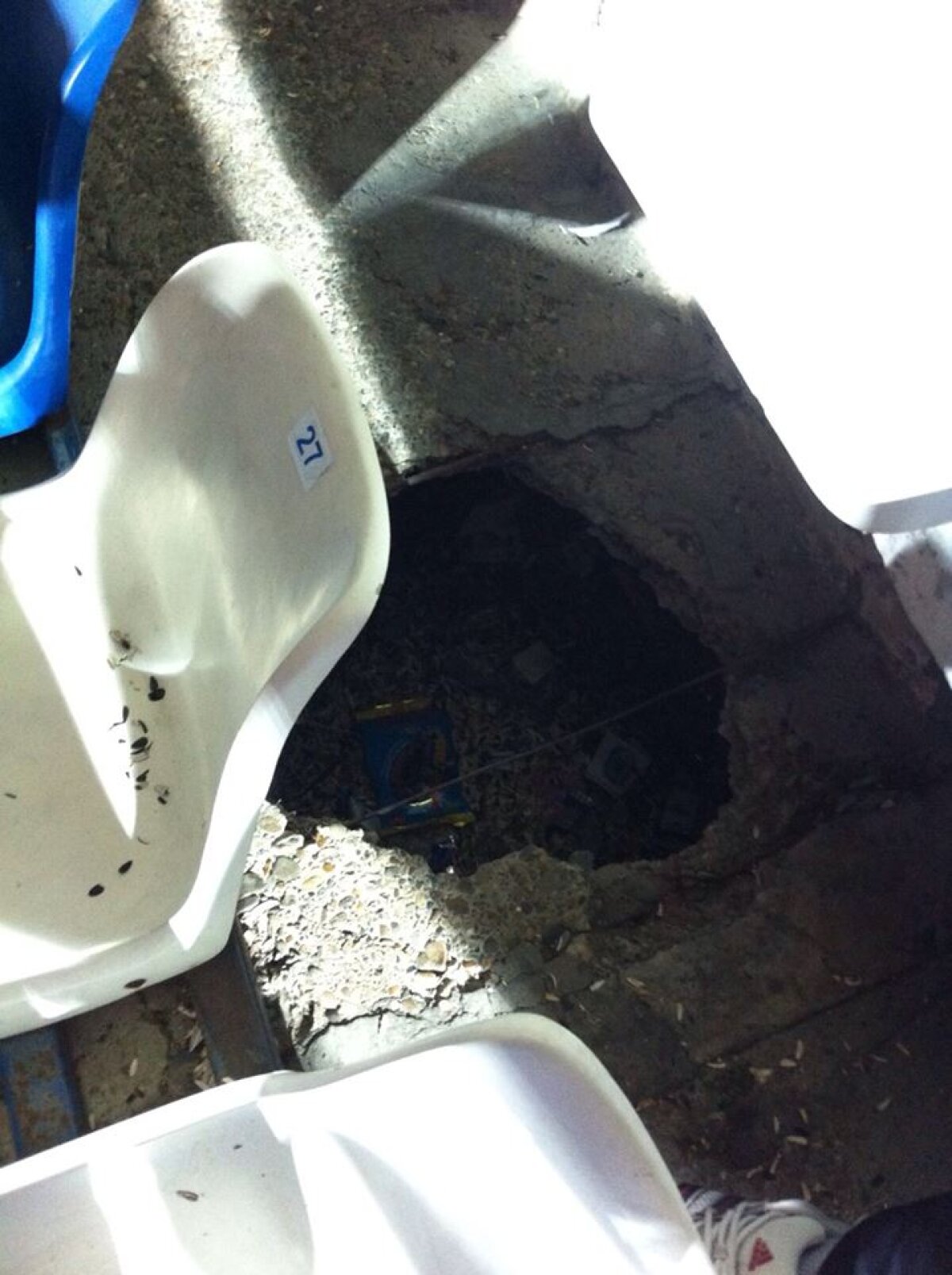 GALERIE FOTO Pericol de accidentare pe stadion din Liga 1 » Un fan a ieșit cu răni de la Tribuna 0