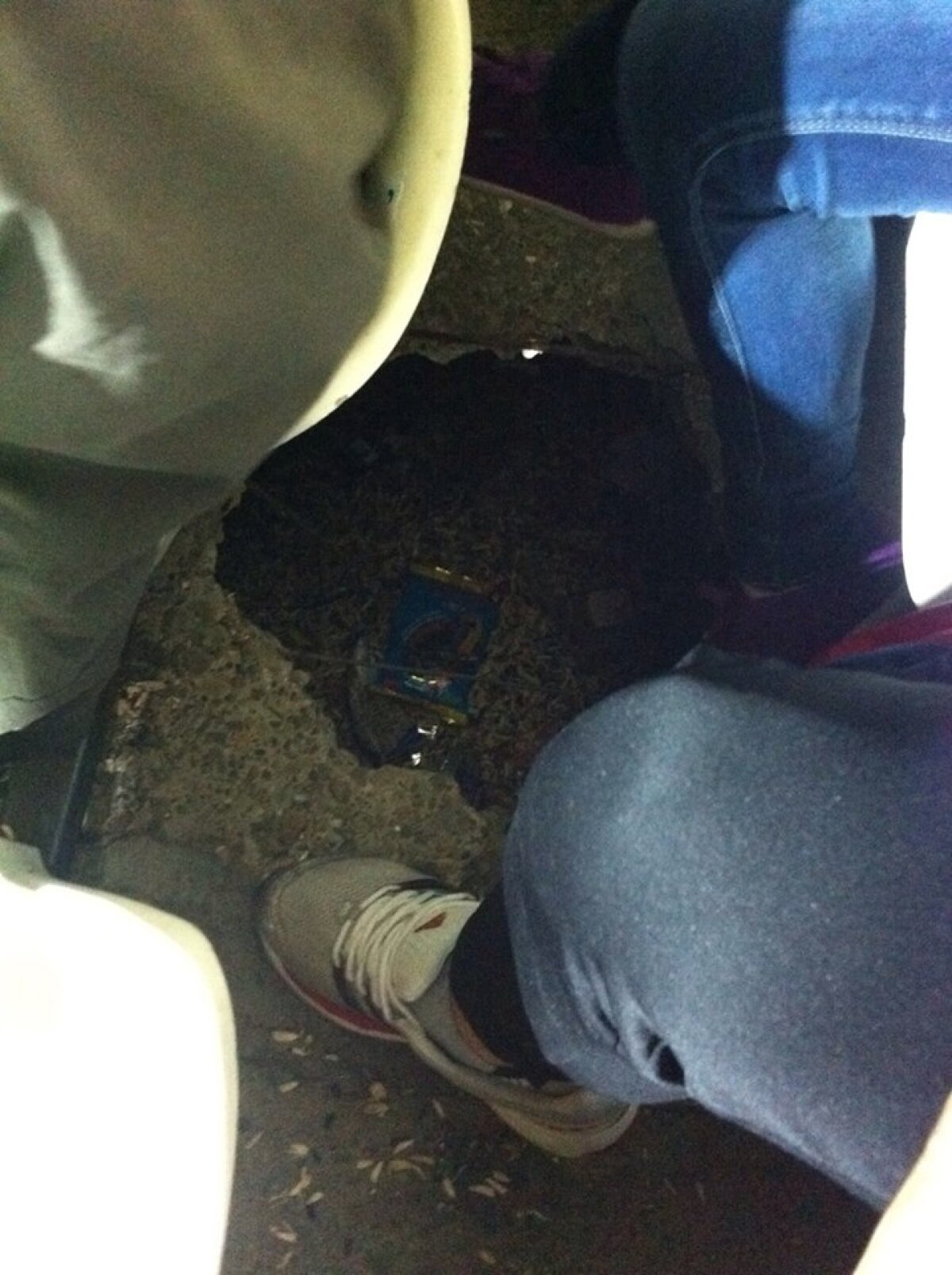 GALERIE FOTO Pericol de accidentare pe stadion din Liga 1 » Un fan a ieșit cu răni de la Tribuna 0