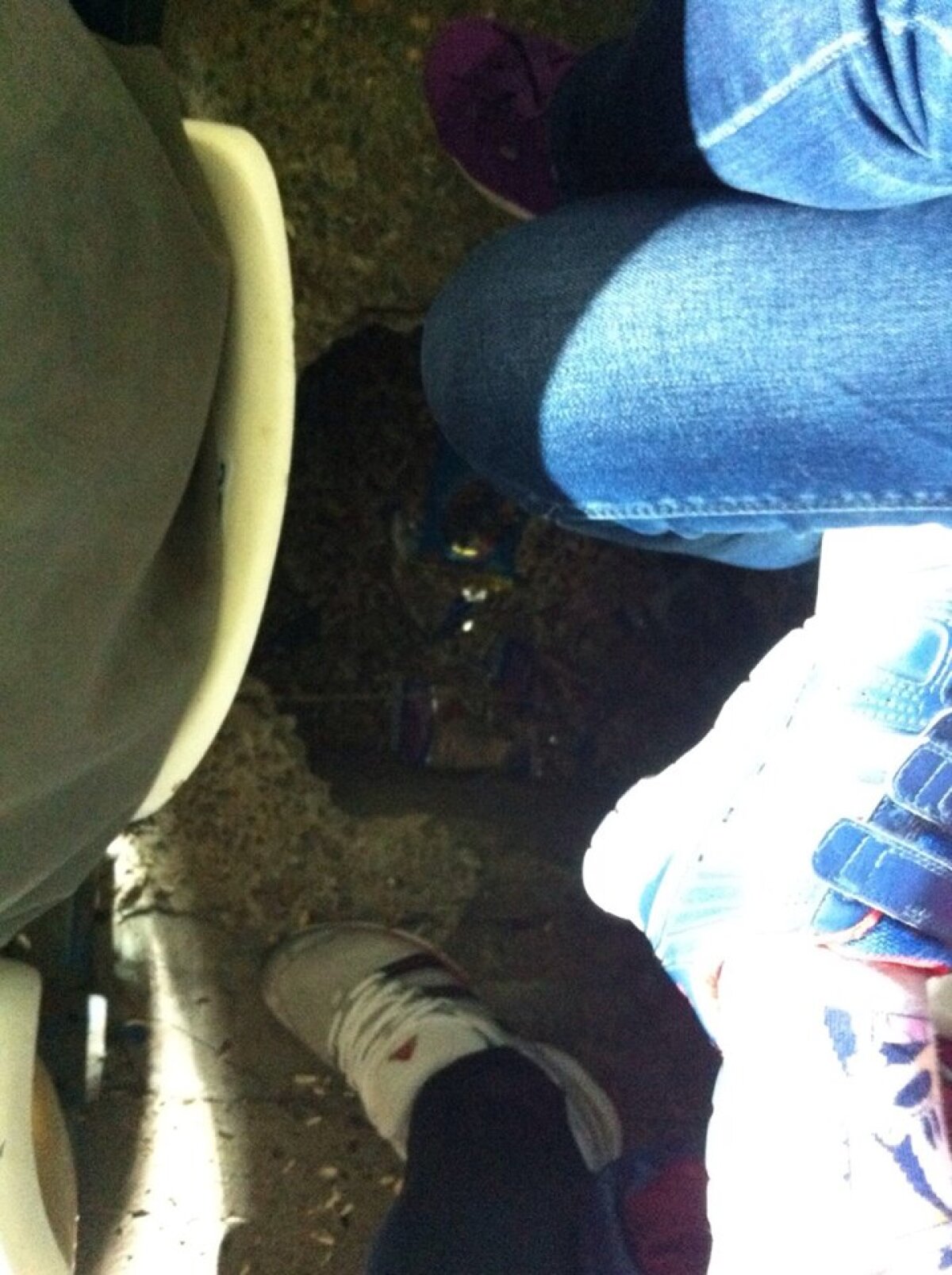 GALERIE FOTO Pericol de accidentare pe stadion din Liga 1 » Un fan a ieșit cu răni de la Tribuna 0