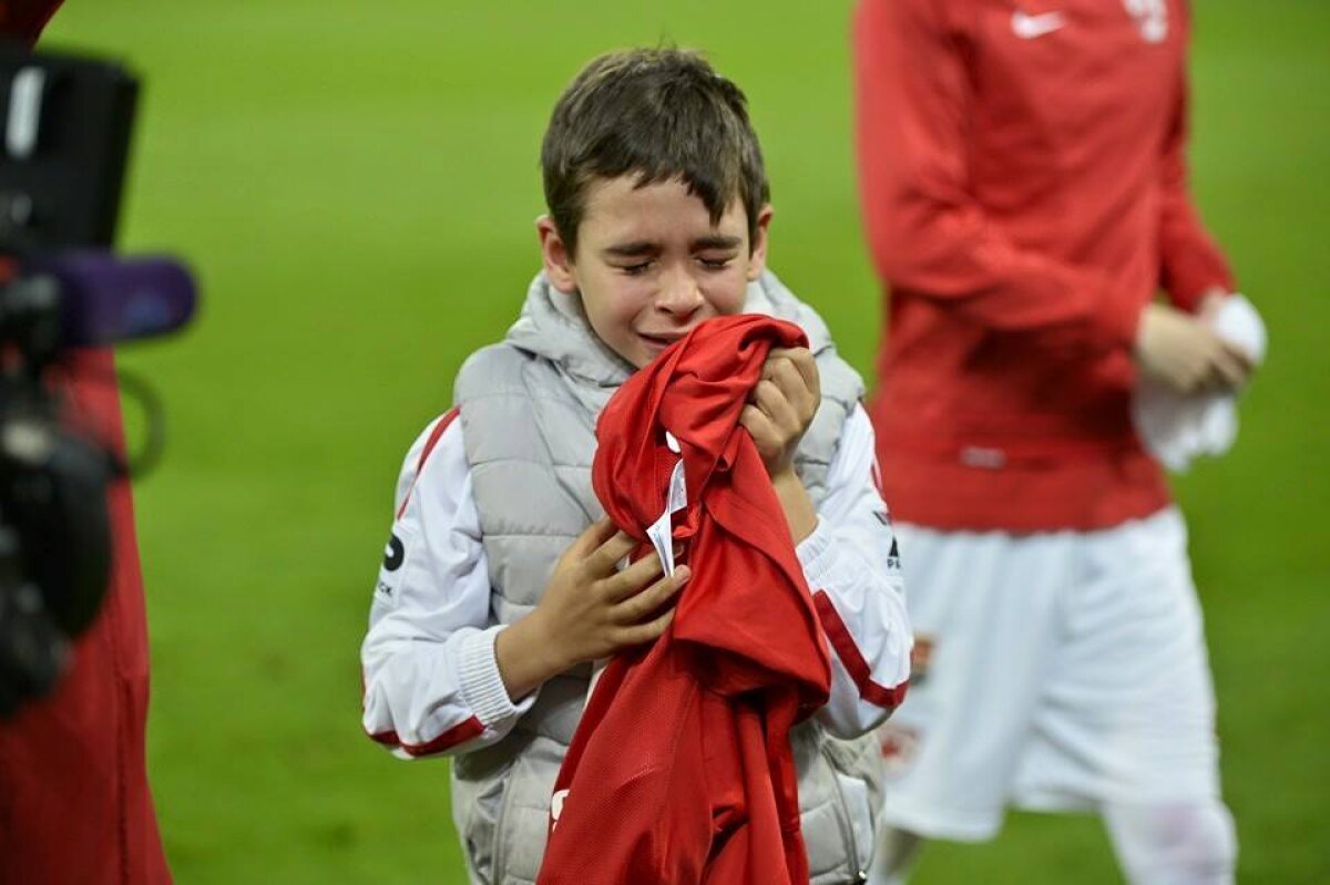 GALERIE FOTO Imaginea care a ținut azi prima pagină a Gazetei l-a emoționat pe Marica » Surpriză pentru puștiul dinamovist care a plîns după Derby