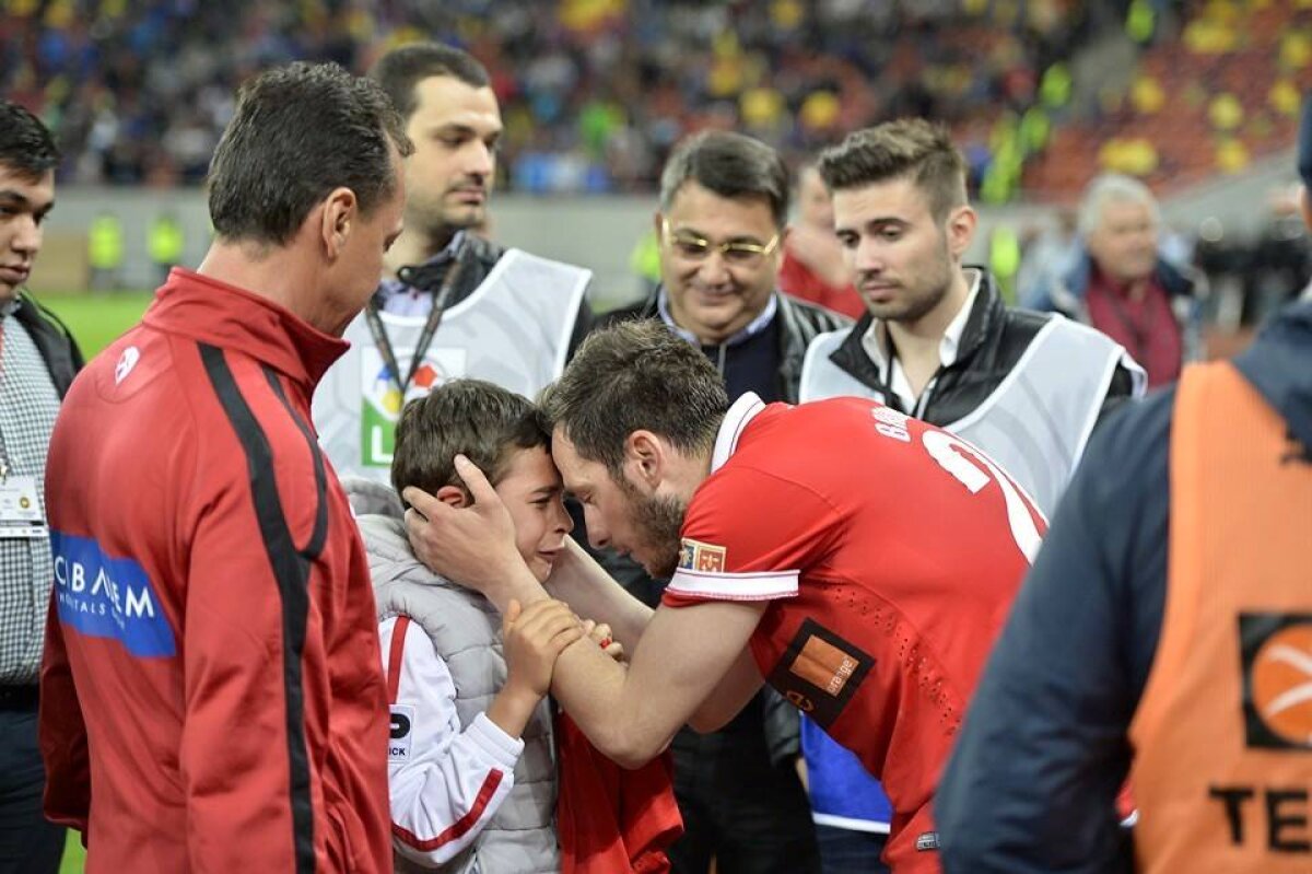 GALERIE FOTO Imaginea care a ținut azi prima pagină a Gazetei l-a emoționat pe Marica » Surpriză pentru puștiul dinamovist care a plîns după Derby