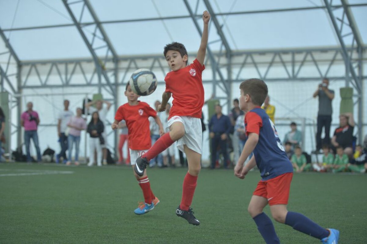 GALERIE FOTO Exemplu pentru seniori! Dinamo 2006 a umilit Steaua 2006, scor 7-1 » Gest emoționant al puștiului care a plîns după Derby de România