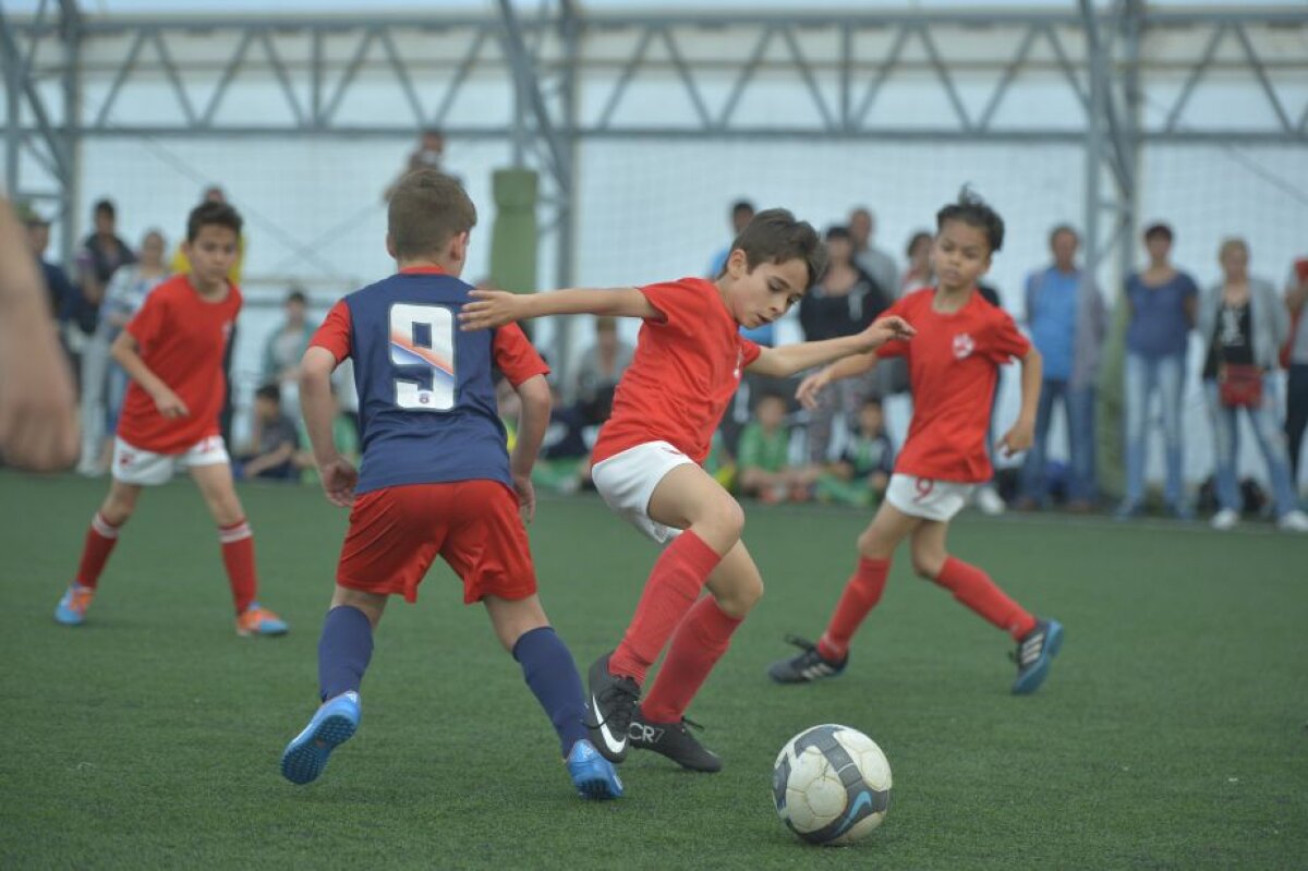 GALERIE FOTO Exemplu pentru seniori! Dinamo 2006 a umilit Steaua 2006, scor 7-1 » Gest emoționant al puștiului care a plîns după Derby de România