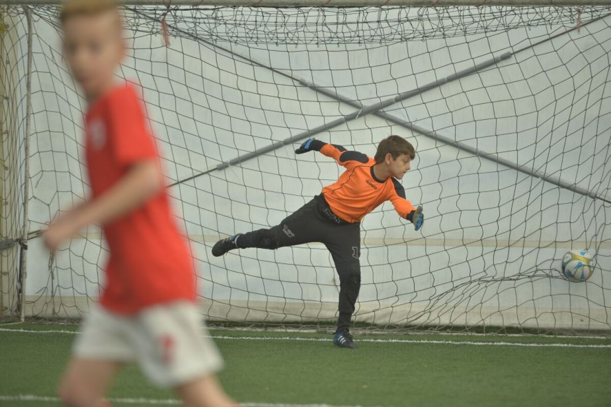 GALERIE FOTO Exemplu pentru seniori! Dinamo 2006 a umilit Steaua 2006, scor 7-1 » Gest emoționant al puștiului care a plîns după Derby de România