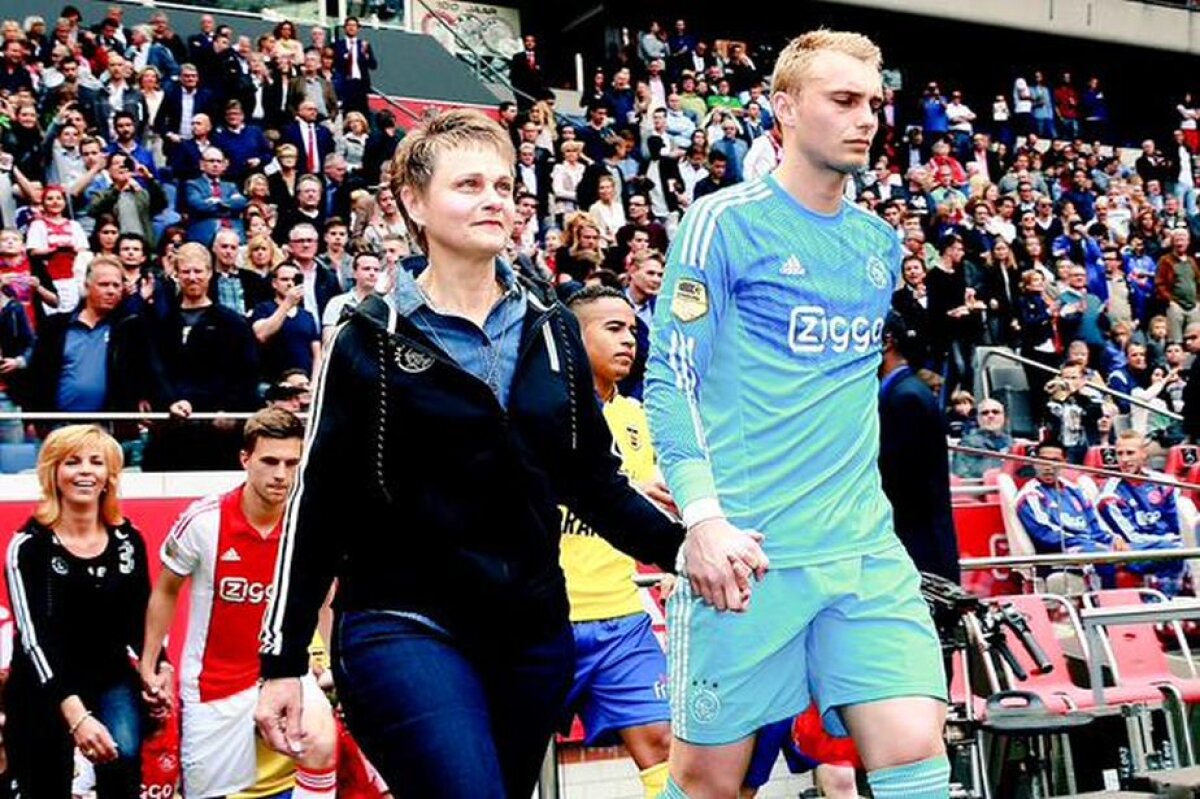 VIDEO Intrare inedită pe teren a jucătorilor lui Ajax » "Lăncierii" și-au făcut mamele să lăcrimeze de bucurie