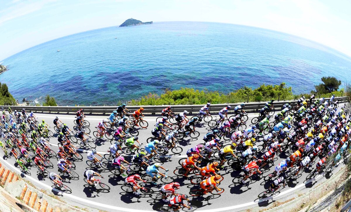 FOTO Prima "victimă" în Turul Italiei! Elia Viviani a cîștigat etapa a doua, Contador se debarasează de un rival