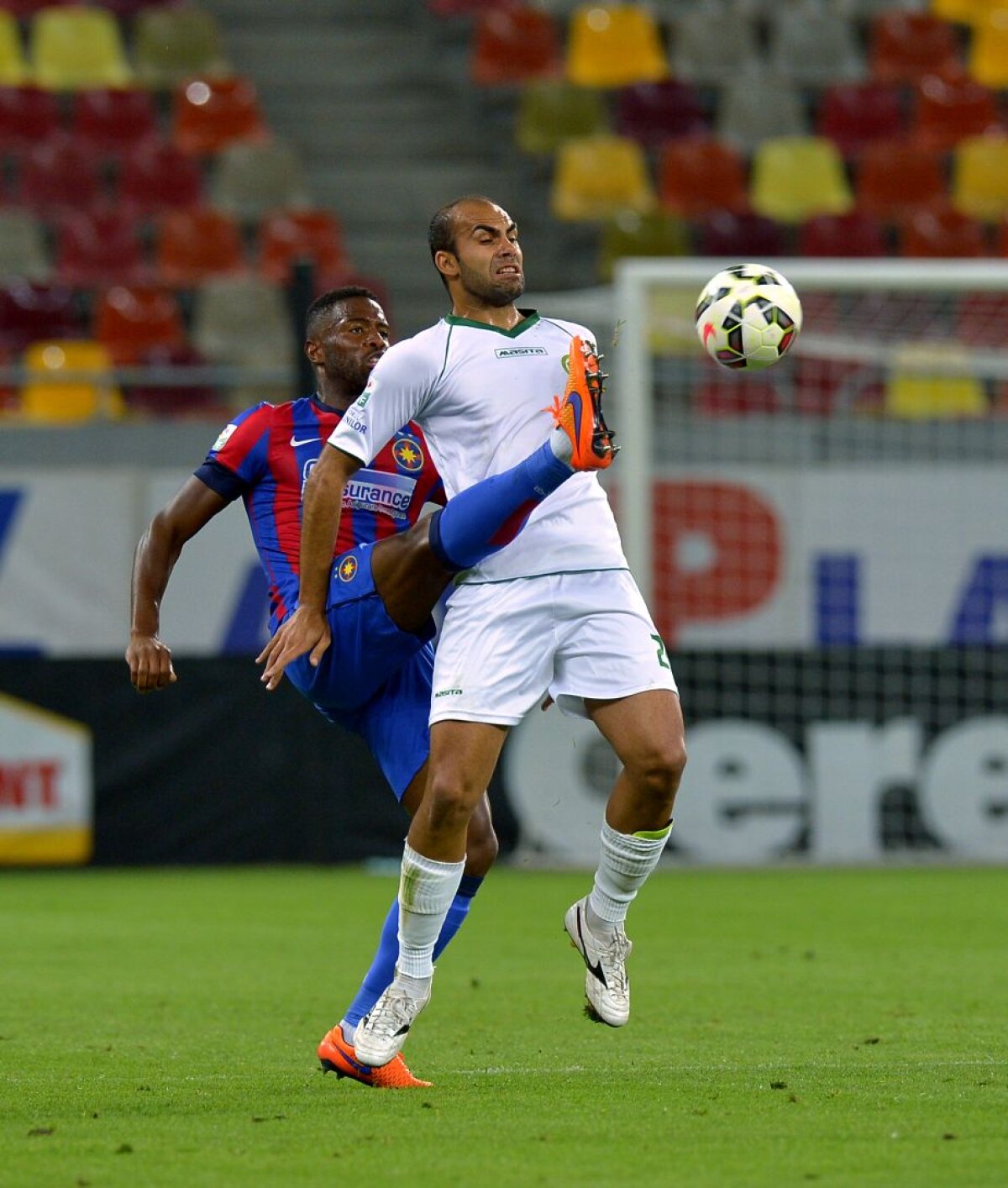 FOTO și VIDEO » Continuă nebunia în lupta pentru titlu! Steaua remizează cu Chiajna și RATEAZĂ primul loc!