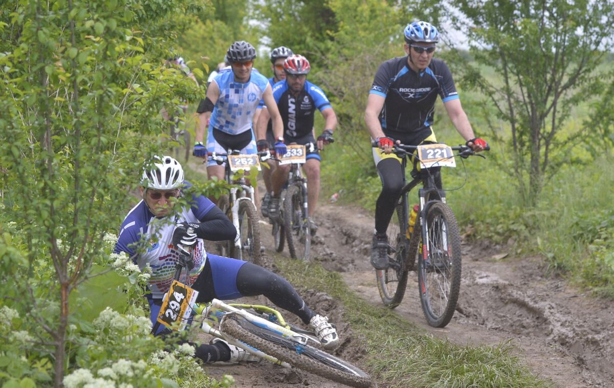 FOTO Mai mulți bicicliști decît spectatori la Liga 1! » Cursa din București a strîns mai mulți participanți decît cinci meciuri pe stadion