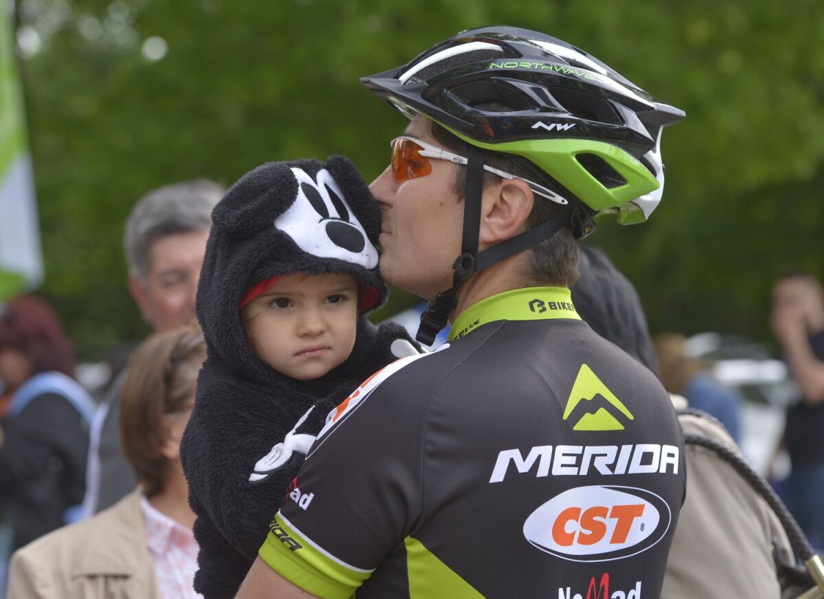 FOTO Mai mulți bicicliști decît spectatori la Liga 1! » Cursa din București a strîns mai mulți participanți decît cinci meciuri pe stadion