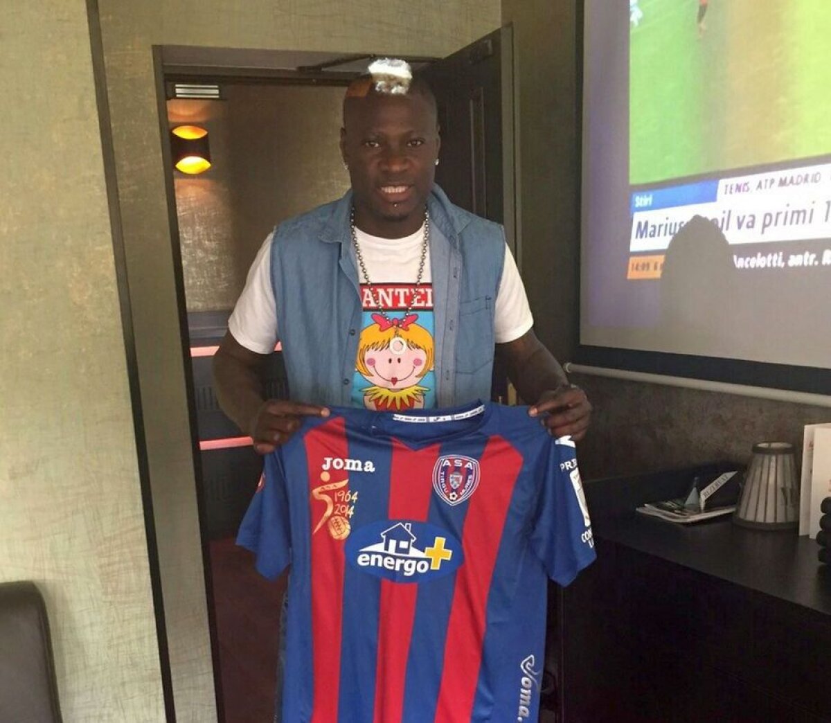 FOTO Mobilizare pentru Denis! Fiul lui Costel Enache are nevoie de ajutor, iar jucătorii își vînd tricourile pentru el. Primul e N'Doye