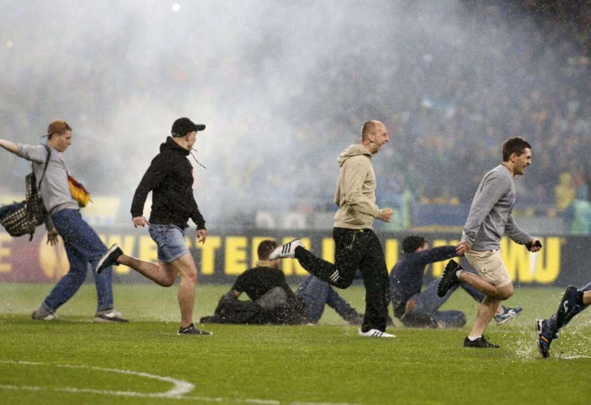 FOTO și VIDEO Nebunie la Dnipropetrovsk! Ultrașii lui Dnepr au intrat pe teren după calificarea în finala Europa League