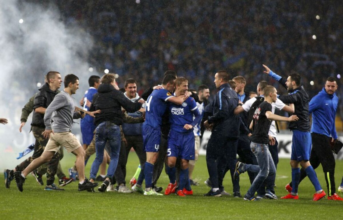 FOTO și VIDEO Nebunie la Dnipropetrovsk! Ultrașii lui Dnepr au intrat pe teren după calificarea în finala Europa League