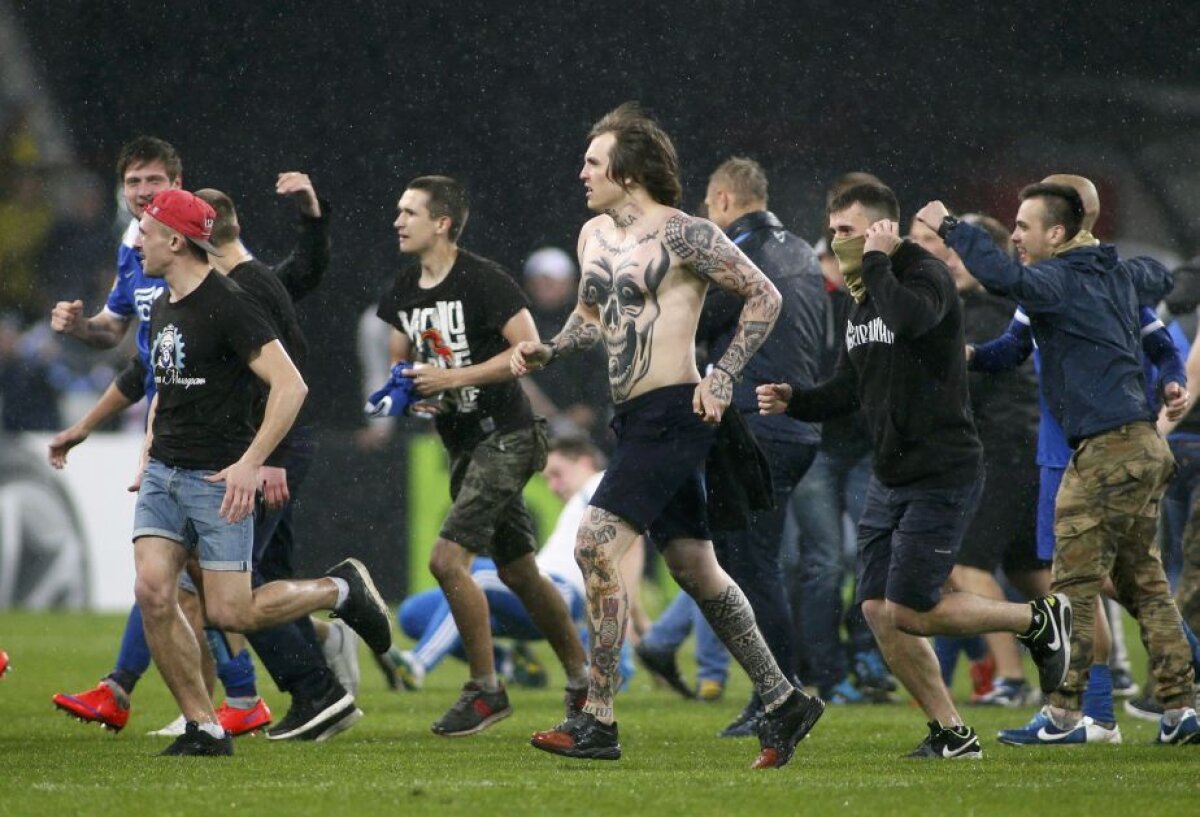 FOTO și VIDEO Nebunie la Dnipropetrovsk! Ultrașii lui Dnepr au intrat pe teren după calificarea în finala Europa League