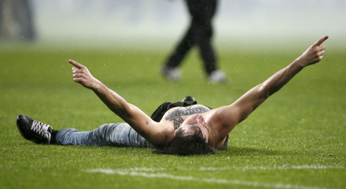 FOTO și VIDEO Nebunie la Dnipropetrovsk! Ultrașii lui Dnepr au intrat pe teren după calificarea în finala Europa League