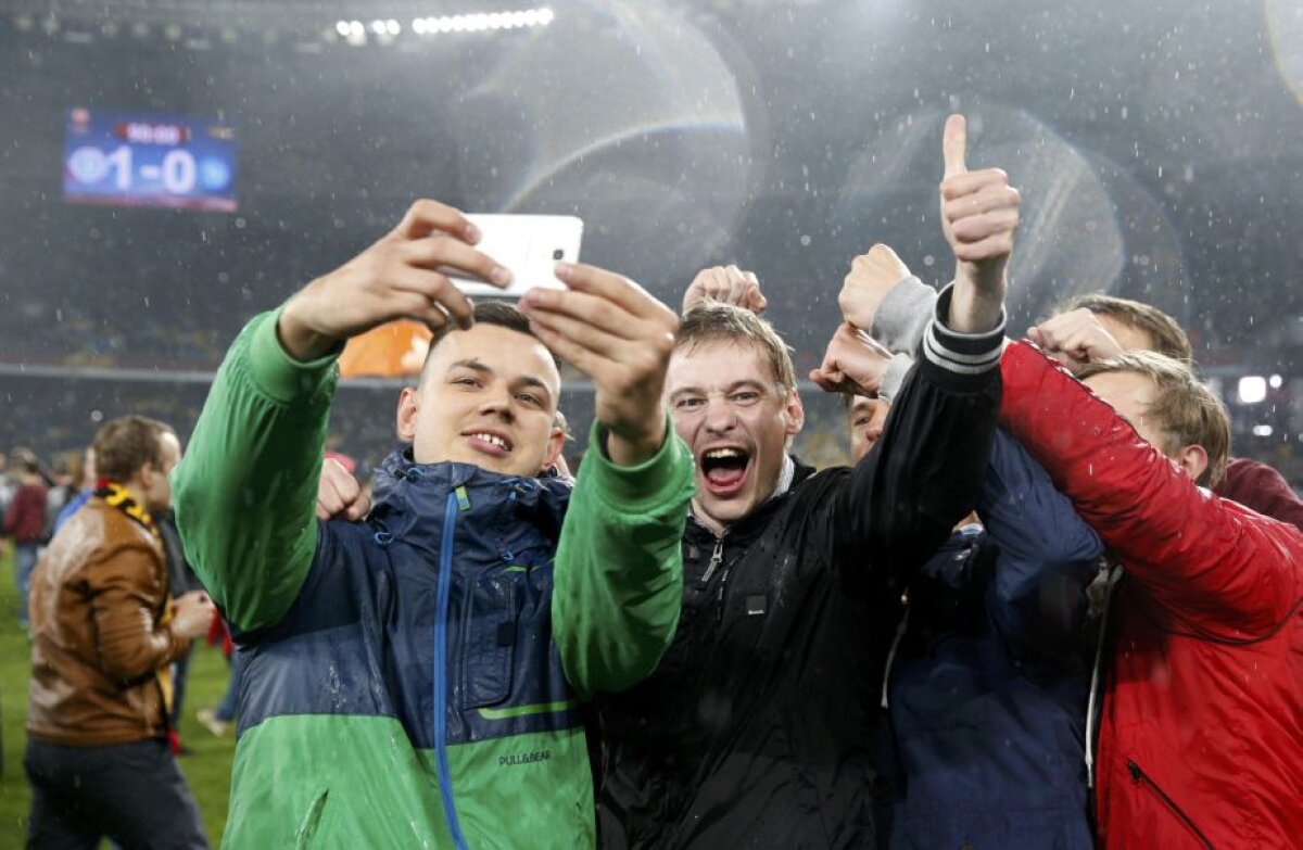 FOTO și VIDEO Nebunie la Dnipropetrovsk! Ultrașii lui Dnepr au intrat pe teren după calificarea în finala Europa League