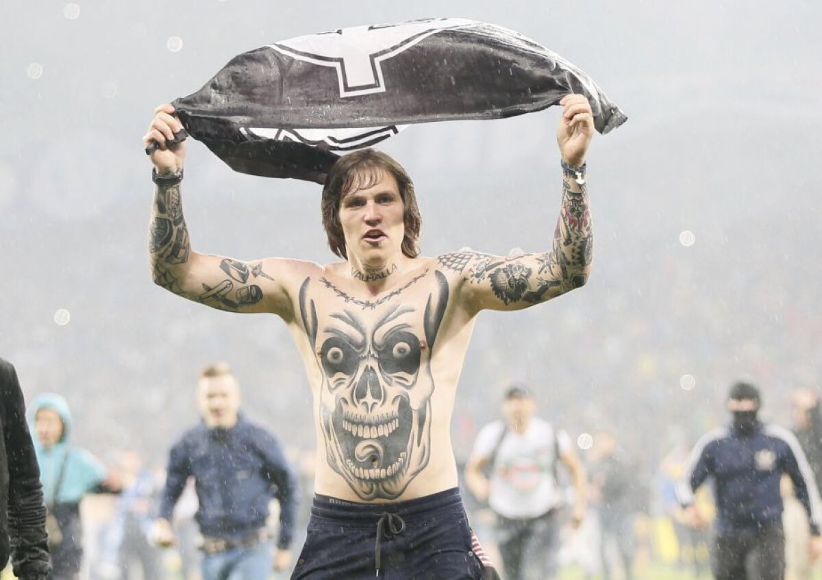 FOTO și VIDEO Nebunie la Dnipropetrovsk! Ultrașii lui Dnepr au intrat pe teren după calificarea în finala Europa League