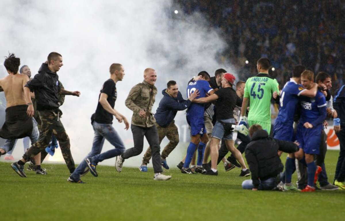 FOTO și VIDEO Nebunie la Dnipropetrovsk! Ultrașii lui Dnepr au intrat pe teren după calificarea în finala Europa League