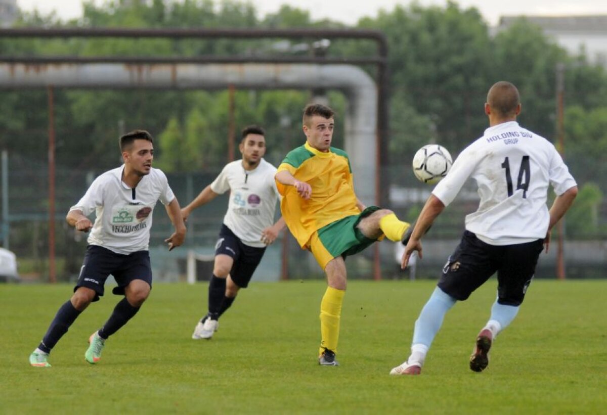 FOTO Premieră în Vaslui » Primul meci din liga județeană disputat în nocturnă