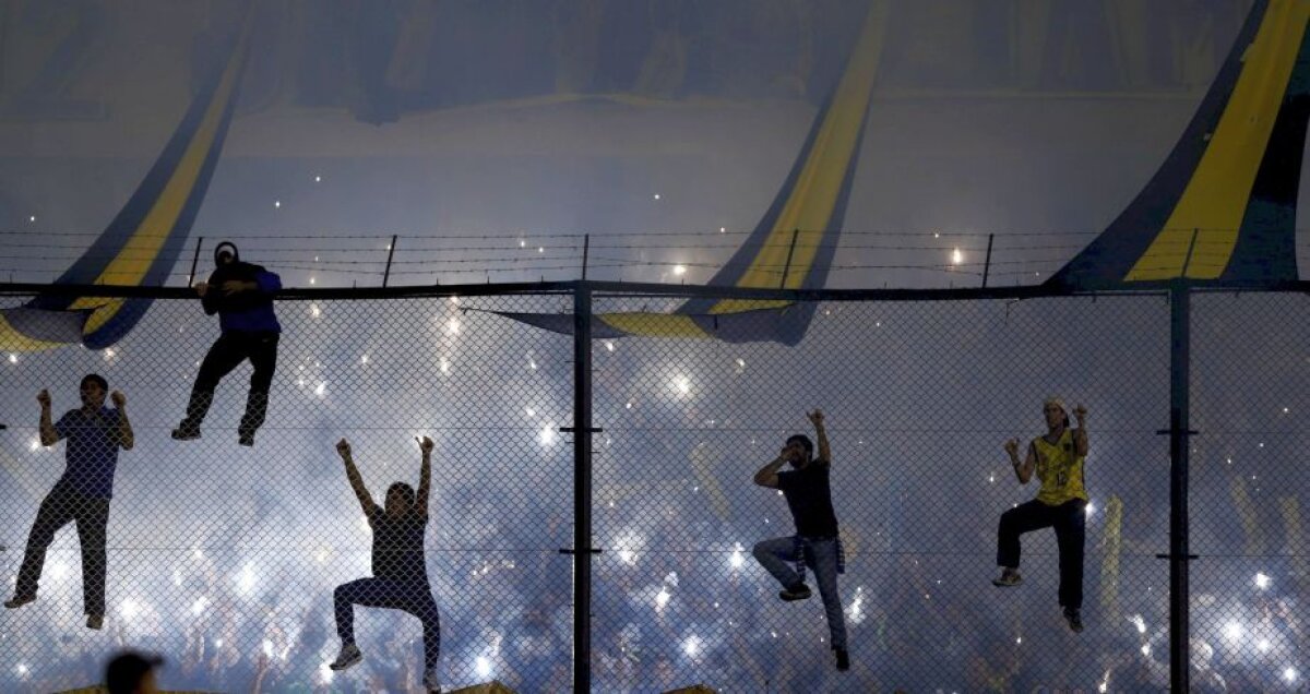 VIDEO și FOTO Incidente grave la Boca - River  » Fotbaliști atacați din tribune: "Nu mai văd nimic, sînt ars!"