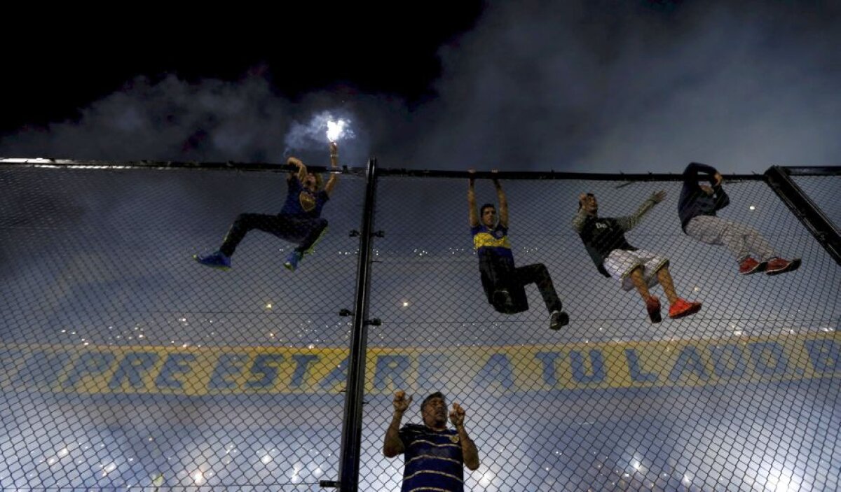 VIDEO și FOTO Incidente grave la Boca - River  » Fotbaliști atacați din tribune: "Nu mai văd nimic, sînt ars!"