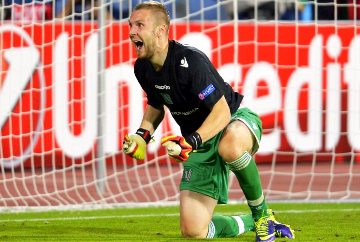 FOTO şi VIDEO Moţi şi-a primit cadoul după calificarea obţinută în faţa Stelei » Peluza cu numele său a fost inaugurată: "Mă simt bine aici!"