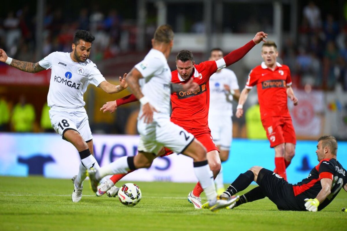 VIDEO şi FOTO Dinamo a fost egalată la ultima fază a meciului » Mediaşul încă speră la rămînerea în Liga 1 