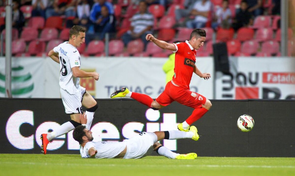 VIDEO şi FOTO Dinamo a fost egalată la ultima fază a meciului » Mediaşul încă speră la rămînerea în Liga 1 