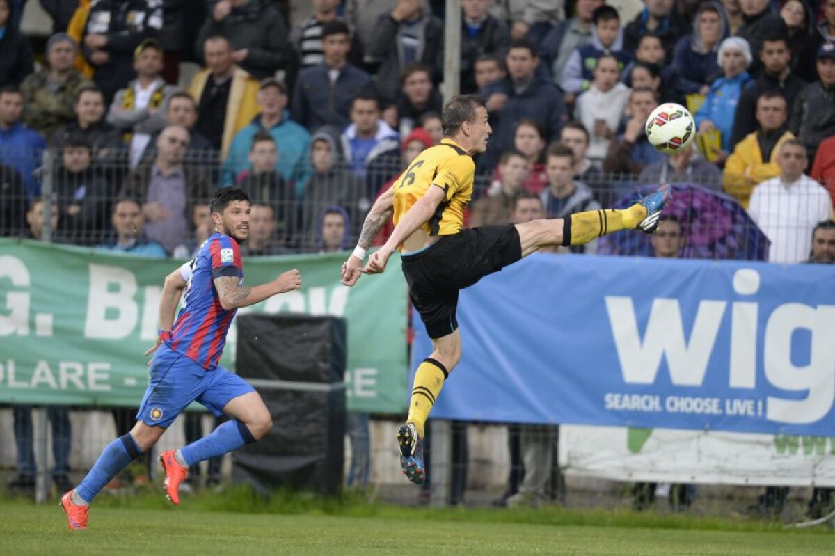 VIDEO şi FOTO » Descindere cu "mascaţi" » Condusă pînă în minutul 70 la Braşov, Steaua întoarce, 3-2, şi rămîne în lupta pentru titlu graţie "dublei" nou-intratului Rusescu  