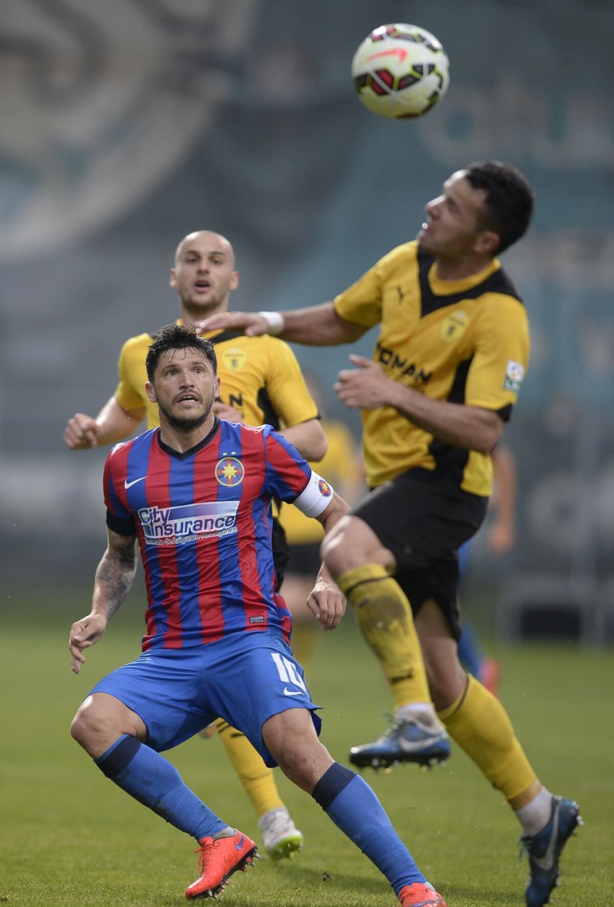 VIDEO şi FOTO » Descindere cu "mascaţi" » Condusă pînă în minutul 70 la Braşov, Steaua întoarce, 3-2, şi rămîne în lupta pentru titlu graţie "dublei" nou-intratului Rusescu  