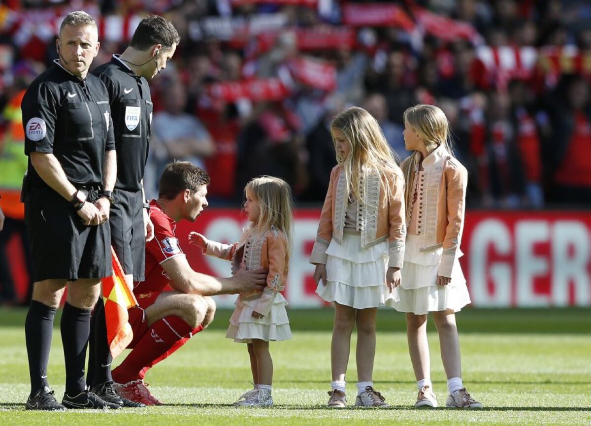 VIDEO şi FOTO Clipa istorică a venit: Gerrard și-a luat la revedere de la fanii lui Liverpool! Cele mai tari imagini de la ultimul meci pe Anfield pentru legendarul căpitan