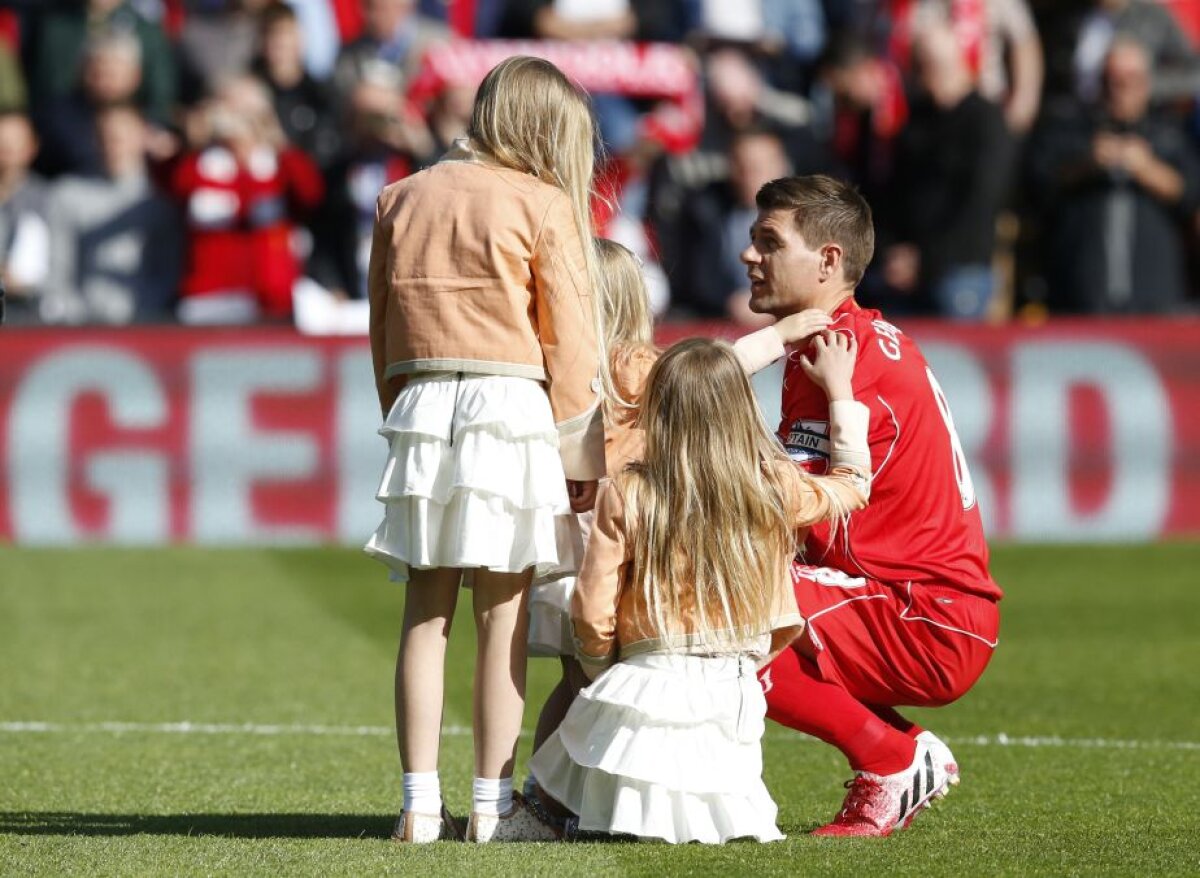 VIDEO şi FOTO Clipa istorică a venit: Gerrard și-a luat la revedere de la fanii lui Liverpool! Cele mai tari imagini de la ultimul meci pe Anfield pentru legendarul căpitan