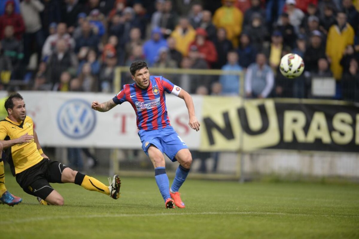 VIDEO şi FOTO » Descindere cu "mascaţi" » Condusă pînă în minutul 70 la Braşov, Steaua întoarce, 3-2, şi rămîne în lupta pentru titlu graţie "dublei" nou-intratului Rusescu  