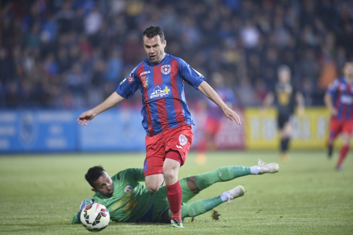 VIDEO şi FOTO Diagonală spre titlu » Execuţia fabuloasă a lui Voiculeţ o răpune pe Petrolul şi o păstrează pe ASA în fruntea Ligii 1 la un punct de Steaua » Programul ultimelor două etape 