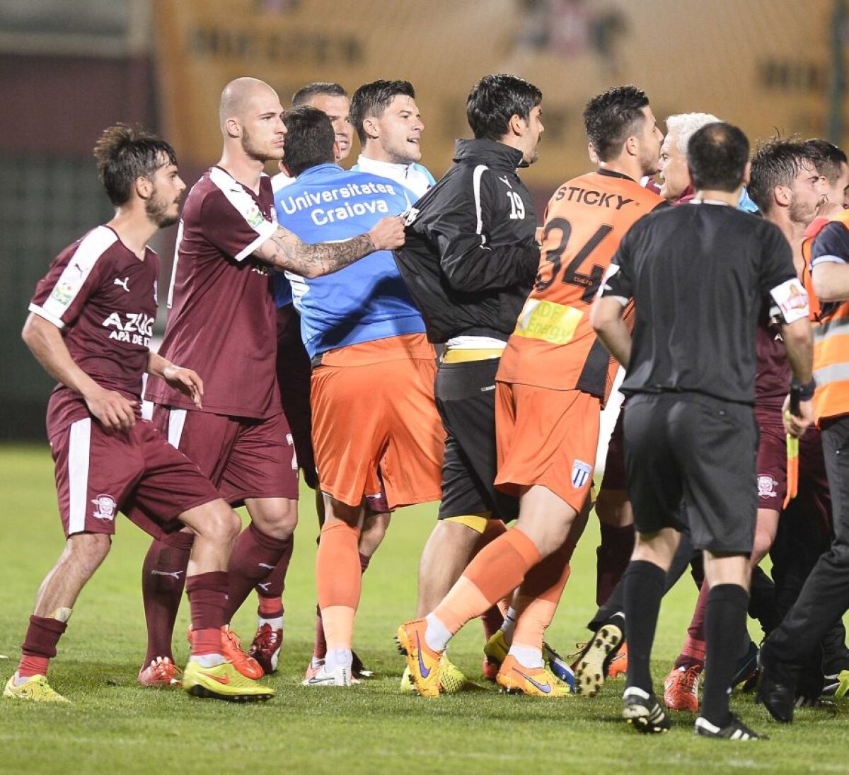 Brancardieri nervoși, Cîrțu fără Xanax și Săpunaru ieșit la bătaie! Cum a arătat Rapid-Craiova, un meci plin de incidente 