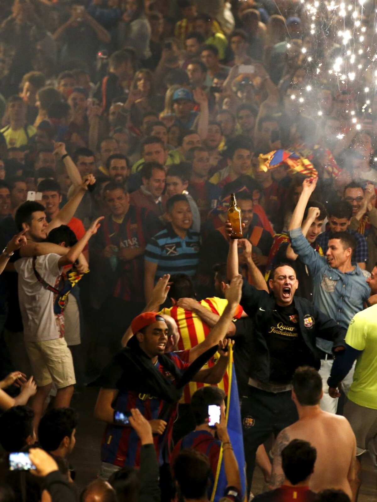 VIDEO şi FOTO » Fiesta în Barcelona » Catalanii au sărbătorit pe străzile oraşului cîştigarea campionatului