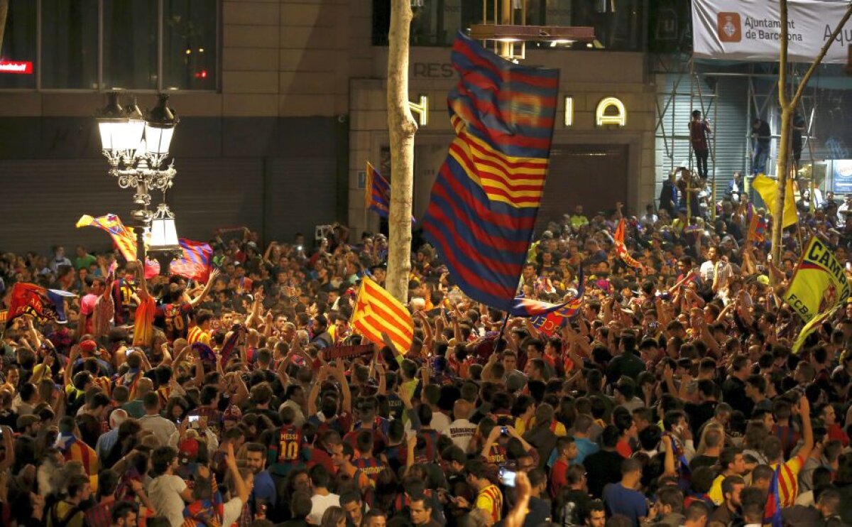 VIDEO şi FOTO » Fiesta în Barcelona » Catalanii au sărbătorit pe străzile oraşului cîştigarea campionatului